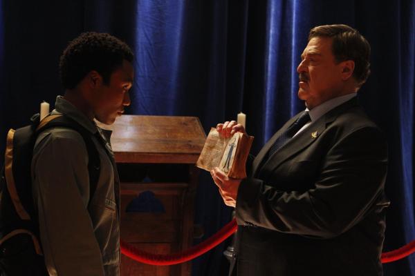 Bild 1 von 11: Vizedekan Laybourne (John Goodman, r.) unternimmt einen letzten verzweifelten Versuch, Troy (Donald Trover, l.) von der Klimaanlagenschule zu überzeugen ...