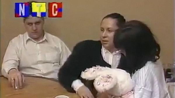 Bild 1 von 9: Der einzige Weg für die Familie mit dem untergetauchten Pablo Escobar zu kommunizieren, ist über Interviews mit dem Journalisten Óscar Ritoré.
