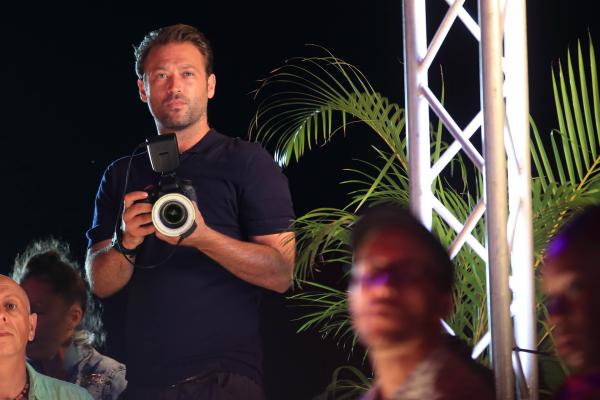 Bild 1 von 5: Jay Crocker (Paul Nicholls) fotografiert die Models auf dem Laufsteg.