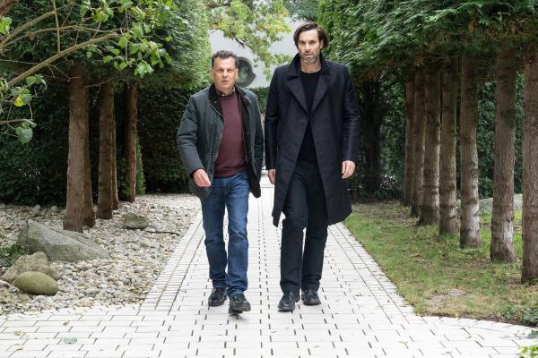 Bild 1 von 4: Anton Simhandl (Gerhard Wittmann, l.) und Lukas Laim (Max Simonischek, r.) ermitteln in einem Mordfall.