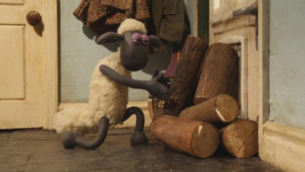 Bild 1 von 4: Shaun möchten Bitzer helfen, sein warmes Plätzchen vor dem Kamin zu behalten.