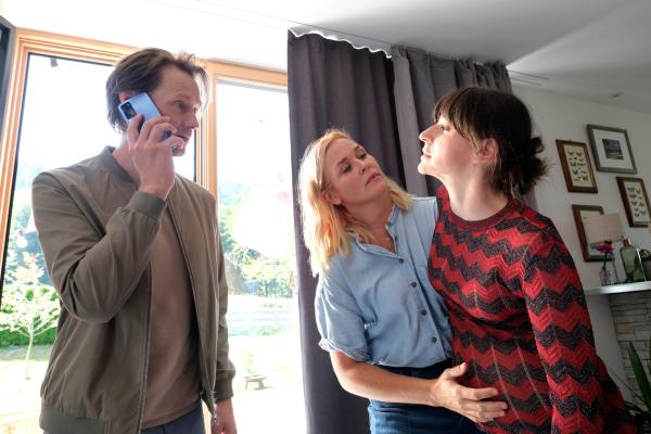 Bild 1 von 8: Lena Lorenz (Judith Hoersch, M.) und Bianca Leitners Ex-Partner Jonas Neumüller (Christian Löber, l.) finden Bianca (Eva Bay, r.) völlig betrunken in ihrer Wohnung vor.
