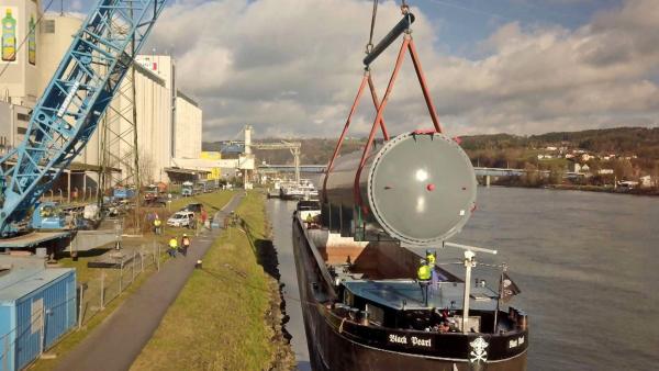 Bild 1 von 3: Wenn es an Land nicht weitergeht, müssen die Industrieöfen zu Wasser transportiert werden.