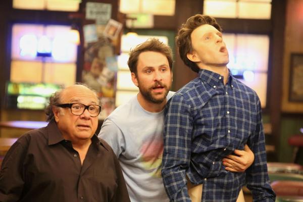 Bild 1 von 8: Frank Reynolds (Danny DeVito, l.); Charlie Kelly (Charlie Day, r.)