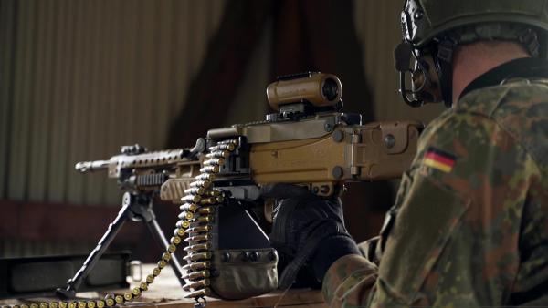 Bild 1 von 2: In der Bundeswehr werden verschiedene Handfeuerwaffen eingesetzt.