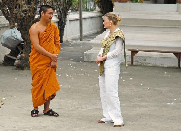 Bild 1 von 2: Moderatorin Andrea Jansen (r.) mit dem Mönch Pheng in Luang Prabang