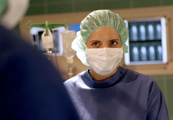 Bild 1 von 8: Gemeinsam mit Dr. Lentz operiert Dr. Mertens (Elisabeth Lanz) das Schimpansenbaby Momo.