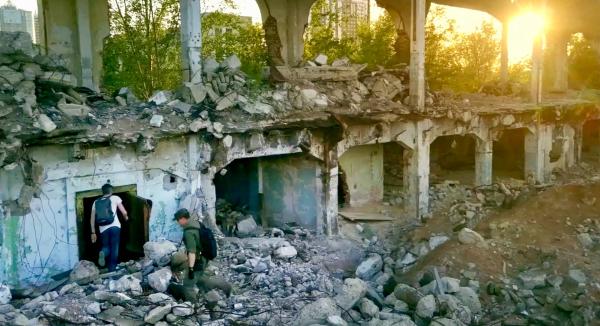 Bild 1 von 6: Die Ruine der Munitionsfabrik liegt zwar mitten im Stadtgebiet von Samara, doch niemand hat bislang gewagt, das Gelände zu bebauen. Abgründe in bröckelnden Betondecken, verschüttete Korridore und einsturzgefährdete Produktionshallen verbergen sich unter der verwüsteten Oberfläche. Die Digger Petr und Dimitri versuchen trotzdem, einen Verbindungstunnel zum Wolgaufer zu erkunden.