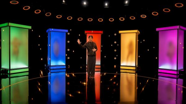 Bild 1 von 2: S06E01: S06E01: Moderator Julian F.M. Stoeckel begleitet die Teilnehmer durch diese abenteuerliche Suche, bei der es darum geht, zu entdecken, wer am Schluss das Herz des Suchenden erobert.