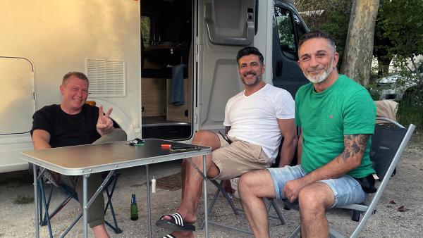Bild 1 von 3: Otto (li.), Sükrü und Mauro am Camper. Es steht eine Grundreinigung an..