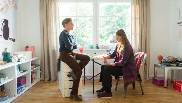 Bild 1 von 9: Britta Tellkamp (Claudia Vogt, r.) kann sich nicht vorstellen, wer ihre Stieftochter entführt haben könnte. Auch wenn sie nicht Ellas leibliche Mutter ist, ist sie in großer Sorge. Beide haben ein gutes Verhältnis. Werden die Entführer Ella etwas antun?