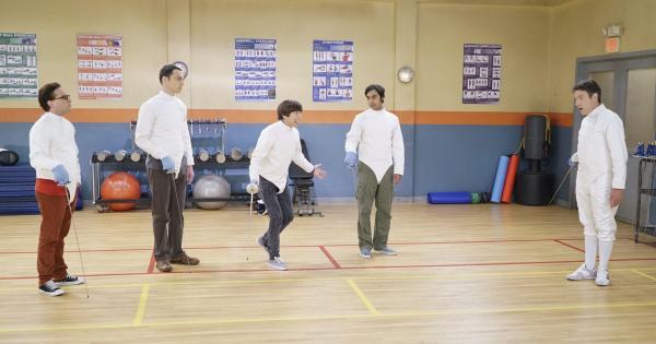 Bild 1 von 12: Barry Kripke (John Ross Bowie, r.) hat angefangen Fecht-Kurse zu geben, perfekt für Leonard (Johnny Galecki, l.), Sheldon (Jim Parsons, 2.v.l.), Howard (Simon Helberg, M.) und Raj (Kunal Nayyar, 2.v.r.), die sich vorgenommen haben, sportlicher zu werden ...
