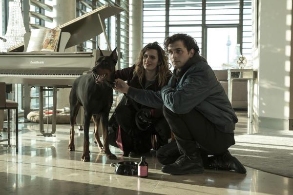 Bild 1 von 12: Marie (Ella Rumpf, l.); Atris (Samuel Schneider, r.)