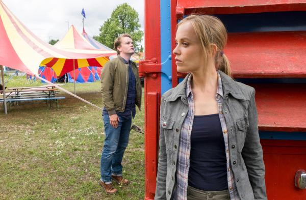 Bild 1 von 12: Im Bild: Die Ermittlungen im aktuellen Fall führen Tom Kupfer (Ludwig Blochberger, l.) in einen Zirkus. Dort versteckt sich Kathrin Weber (Friederike Kempter, r.), die vor Jahren mit ihrer Tochter untertauchte.