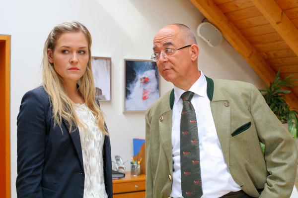 Bild 1 von 10: Polizeichef Achtziger (Alexander Duda, r.) spürt, dass die Schatzmeisterin Kerstin Wagner (Judith Hoersch, l.) nur die halbe Wahrheit sagt.