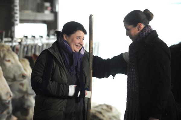 Bild 1 von 5: Monika kann die Arbeit auf dem Hof mit ihrer verletzen Hand nicht alleine bewältigen. Von links: Monika Vogl (Christine Reimer) und Annalena Brunner (Heidrun Gärtner).