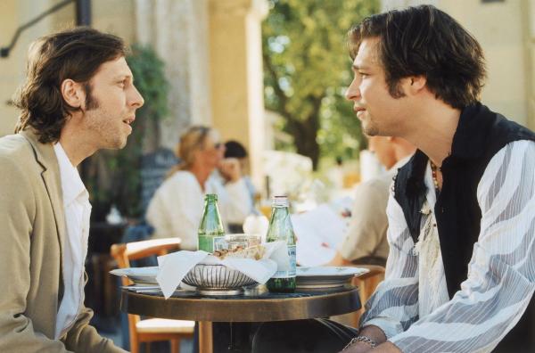 Bild 1 von 19: Obwohl Rick (Tim Sander, r.) ein Auge auf den schüchternen Oliver (Oliver Korittke, l.) geworfen hat, hilft er ihm, das Herz seiner Schwester zu erobern ...