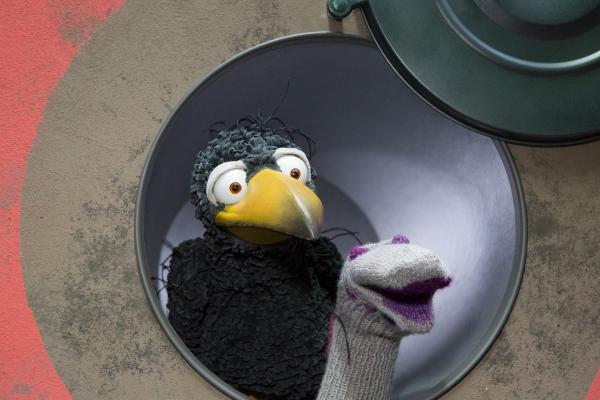 Bild 1 von 4: Rabe Rudi (Werner Knoedgen) und Söckchen (Thomas Rohloff) machen sich auf die Suche nach Söckchens Zwillingsschwester. Die ist nämlich nach dem Waschen verschwunden.