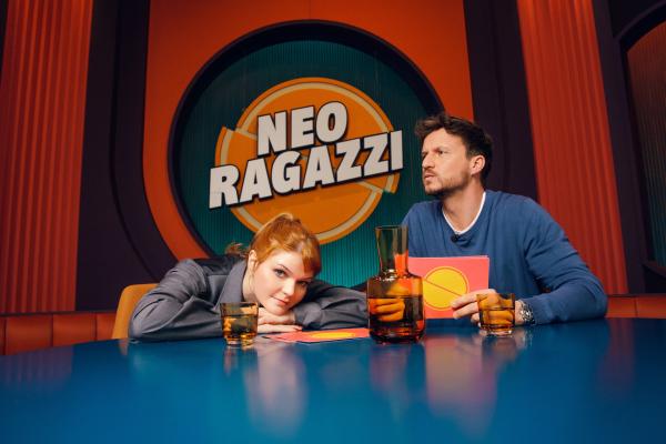 Bild 1 von 10: Sophie Passmann und Tommi Schmitt am Tisch ihrer Talkshow \