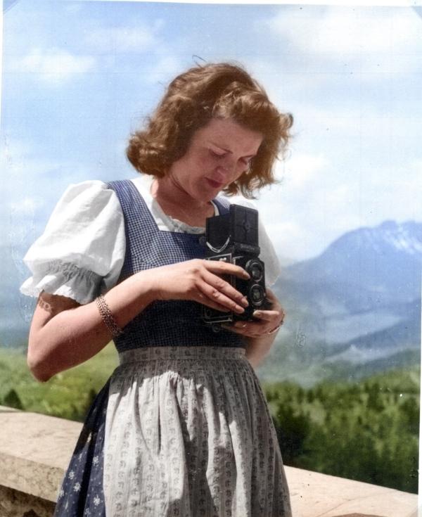 Bild 1 von 3: Über zwölf Jahre hinweg fotografiert und filmt Eva Braun das Leben von Hitlers engstem Zirkel auf dem bayerischen Obersalzberg. (Kolorierte Aufnahme).