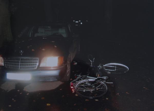 Bild 1 von 4: Auf einer einsamen Straße findet ein Pärchen nachts ein Taxi ohne Insassen. Mysteriös: daneben liegt ein Fahrrad. Was zunächst nach einem Unfall aussieht, stellt sich bald als Verbrechen heraus.