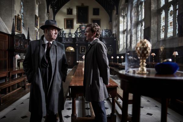 Bild 1 von 3: Detective Sergeant Endeavour Morse (Shaun Evans, r.) und Chief Inspector Fred Thursday (Roger Allam, l.) ermitteln im Lonsdale College, wo ein lange verschollenes Fabergé-Ei auf einer Auktion versteigert werden soll.