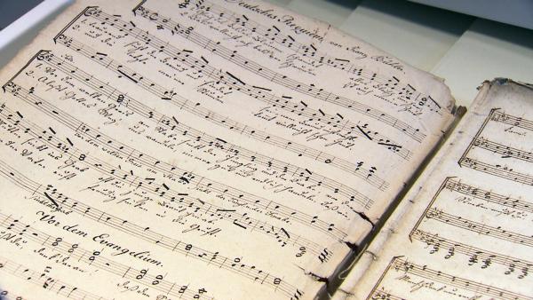 Bild 1 von 3: Notenblätter.