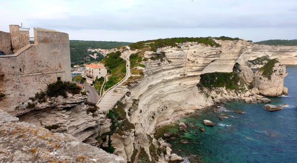 Bild 1 von 4: Die Kalksteinklippen von Bonifacio.