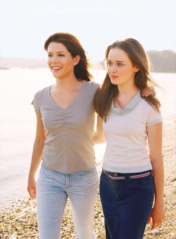 Bild 1 von 9: Auch, wenn sich ihre Leben verändern, wissen Lorelai (Lauren Graham, l.) und Rory (Alexis Bledel, r.), dass sie sich auf einander immer verlassen können ...
