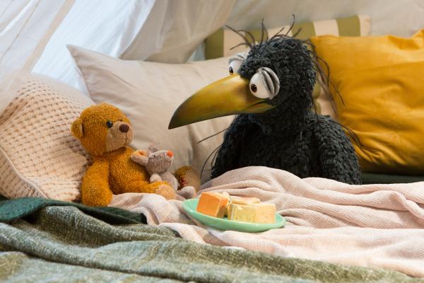 Bild 1 von 9: Rabe Rudi (Lennart Morgenstern) und sein Teddy haben es sich gemütlich gemacht. Gleich schauen sie sich eine Geschichte an: mit der heulenden Maus Poldine.© ZDF/Zia Ziarno - Honorarfreie Verwendung gemäß AGB im redaktionellen Zusammenhang mit genannter Sendung bei Nennung \