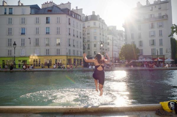 Bild 1 von 2: Junge Menschen suchen Abkühlung am Pariser Canal Saint-Martin.