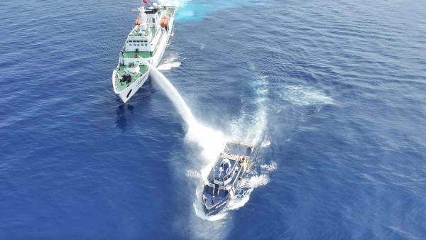 Bild 1 von 5: China hat einige philippinische Inseln wie das Scarborough-Riff besetzt. Zwischen Schiffen der Küstenwachen beider Länder kommt es immer wieder zu heftigen Auseinandersetzungen.