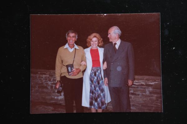 Bild 1 von 3: Albert Speer (r.) mit Hollywood-Produzent Jack Neuman (l.) und der Schauspielerin Marian Collier. Tagelang spricht er mit Neuman über seine Version der NS-Zeit.