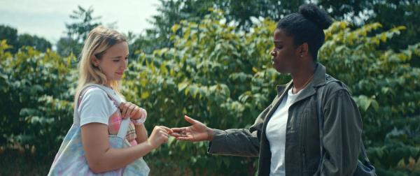 Bild 1 von 4: Lola Bouvier (Chloé Jouannet, l.); Acid Cyprine (Jisca Kalvanda, r.)
