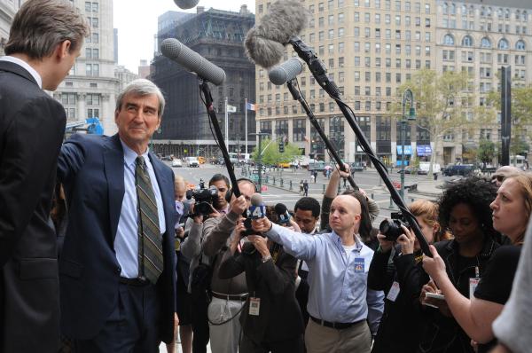 Bild 1 von 10: (l-r) Linus Roache as Michael Cutter, Sam Waterston as DA Jack McCoy -- NBC