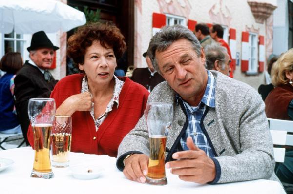 Bild 1 von 2: Im Bild: Elisabeth Karg, Josef Thalmaler.