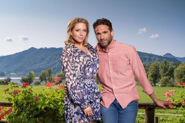 Bild 1 von 8: Dr. Sarah König (Caroline Frier, l.); Dr. Fabian Kroiß (Oliver Franck, r.)
