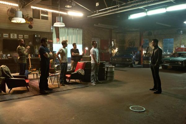 Bild 1 von 14: Als Dino (Dominic Cooper, r.) bei ihnen in der Werkstatt auftaucht, ahnen Benny (Scott Mescudi, l.), Joe Peck (Ramon Rodriguez, 2.v.l.), Little Pete (Harrison Gilbertson, 3.v.l.) und Finn (Rami Maleck, 3.v.r.) böses. Und schließlich muss auch Tobey Marshall (Aaron Paul, 2.v.r.) erkennen, dass die Rückkehr seines alten Bekannten erst der Beginn einiger schrecklicher Entwicklungen ist ...