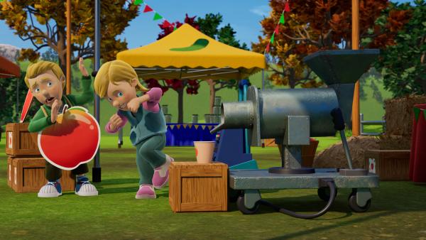 Bild 1 von 3: Sarah und James gehen vor Annies wild gewordener Apfelsaft-Maschine in Deckung.