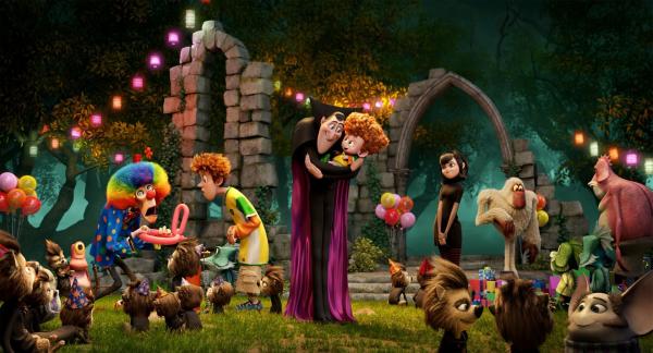 Bild 1 von 5: Jonathan (Andy Samberg), Dracula (Adam Sandler), Dennis (Asher Blinkoff) and Mavis (Selena Gomez) in Columbia Pictures and Sony Picture Animation's HOTEL TRANSYLVANIA 2.