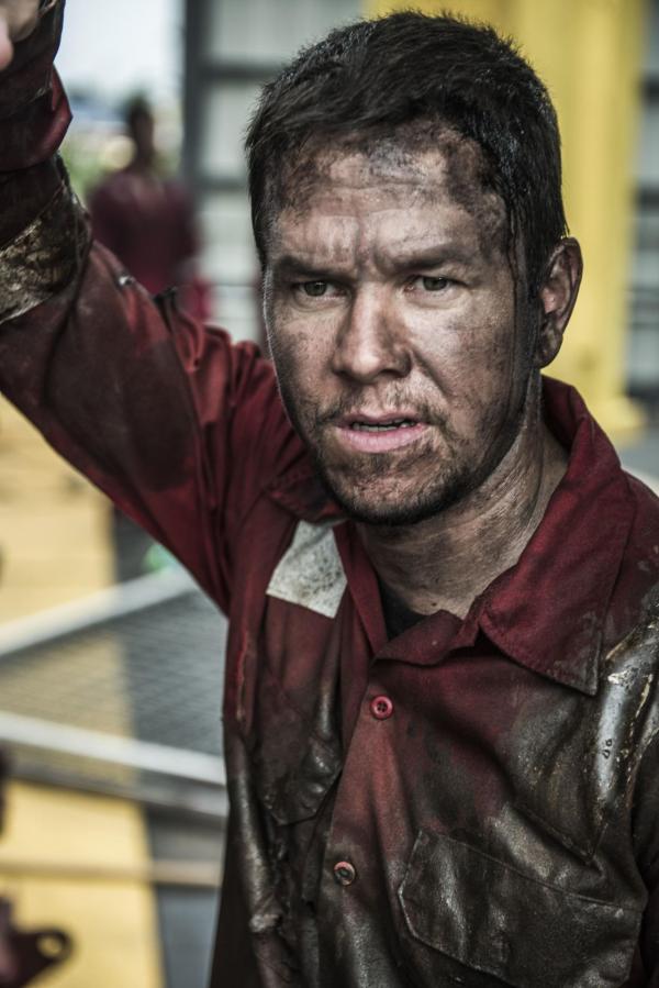 Bild 1 von 9: Der Chefelektriker der Deepwater Horizon Ölplattform, Mike Williams (Mark Wahlberg), findet sich schon bald in einem Kampf um Leben und Tod wieder ...
