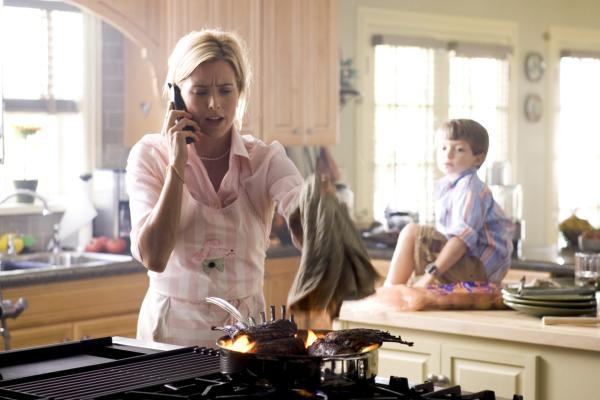 Bild 1 von 3: Jane (Téa Leoni) ist mit ihren neuen Aufgaben als Hausfrau noch nicht sonderlich vertraut und bringt sich und ihren Sohn (Aaron Michael Drozin) regelmäßig in brenzlige Situationen.