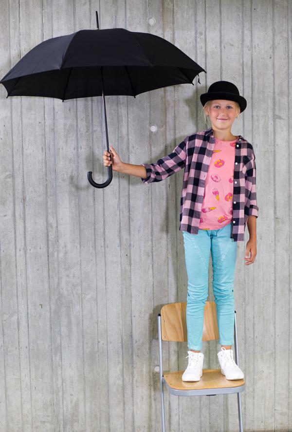 Bild 1 von 11: Amalia und Timur präsentieren euch heute lustige Clips mit seltsamen Rittern an einer Bushaltestelle, neuen abgedrehte Schlaftipps von Dornröschen und was man am besten nicht machen sollte, wenn man zu spät in die Schule kommt.