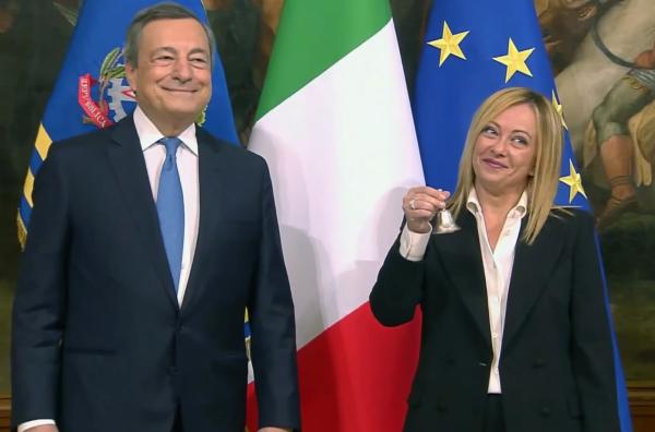Bild 1 von 3: Mario Draghi übergibt das Amt des italienischen Ministerpräsidenten an Giorgia Meloni.