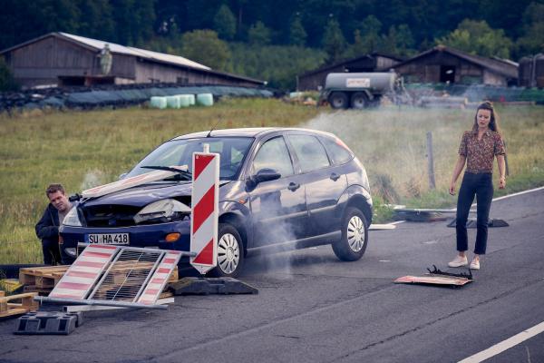 Bild 1 von 5: Julians (Ben Münchow, l.) Versuch, Marie (Tinka Fürst, r.) bei der Suche nach dem entflohenen Ernst zu helfen, geht mächtig schief. Er setzt das Auto krachend gegen ein Verkehrshindernis.