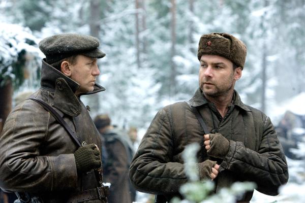 Bild 1 von 3: Tuvia (Daniel Craig, l.) bittet die sowjetischen Partisanen um dringend benötigte medizinische Hilfe. Doch auf wessen Seite wird sich sein Bruder Zus (Liev Schreiber, r.) stellen?