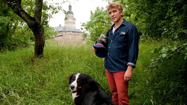 Bild 1 von 14: Fritz Fuchs (Guido Hammesfahr) will mit seinem Hund Keks dem Gespenst der alten Burg auf die Schliche kommen.