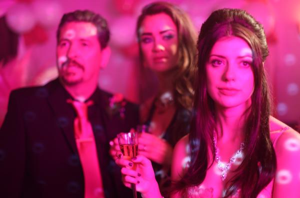 Bild 1 von 5: Noch amüsiert sich Maggie (Emma Eliza Regan) mit ihren Eltern Nora (Linda Bhreathnach, Mitte) und Tom (Michael Collins) auf einer Hochzeitsparty.