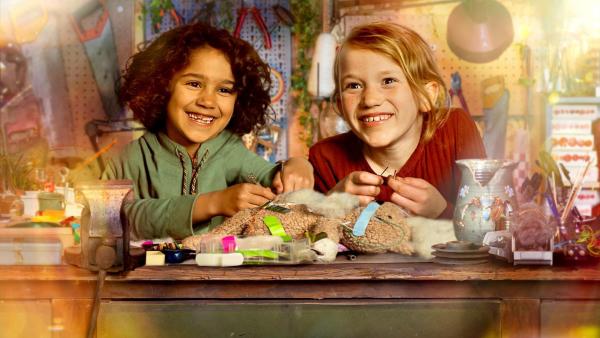 Bild 1 von 8: Im Bild: Adam el Bachiri (Saïd), Evy Hanse (Anna).