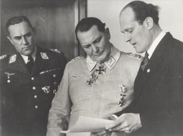 Bild 1 von 1: Oberbefehlshaber der deutschen Luftwaffe, Hermann Göring (M.), mit seinem Adjutanten Karl Bodenschatz (l.) und dem Ingenieur Willy Messerschmitt (r.).